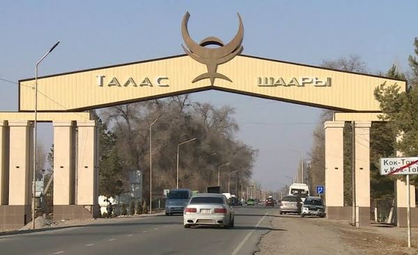 Таластык ишкерлерге жарнаманы мамлекеттик тилде жайгаштыруу боюнча көрсөтмө берилди