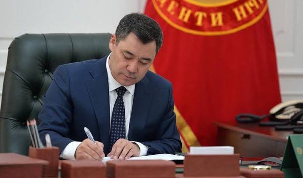 Президент жарандык берүү жана жарандыктан чыгуу боюнча жарлыктарга кол койду