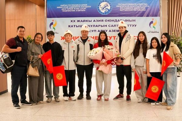 Кыргызстандын сууда сүзүү боюнча курама командасы Азия оюндарынан кайтып келишти