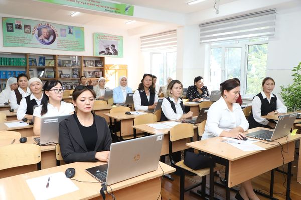 Педагогдордун мыктылары аныктала турган республикалык сынактар башталды