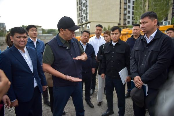 Бишкек шаарынын мэри Фрунзе көчөсүндөгү курулуш маселеси боюнча тургундар менен жолугушту