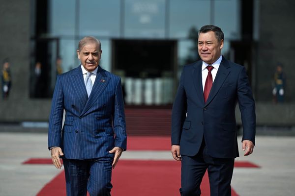 Садыр Жапаров менен Пакистандын премьер-министри Шахбаз Шарифтин расмий жолугушуусу болду
