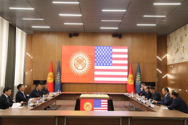 Кыргызстан менен АКШ темир жол долбоорлорун каржылоо мүмкүнчүлүктөрүн талкуулады