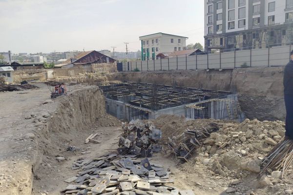 Курулуш министри Ош шаарындагы мыйзамсыз объектти текшерди