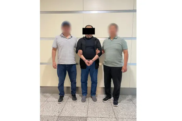 Ири өлчөмдөгү алдамчылыкка айыпталган эки жаран экстрадицияланды