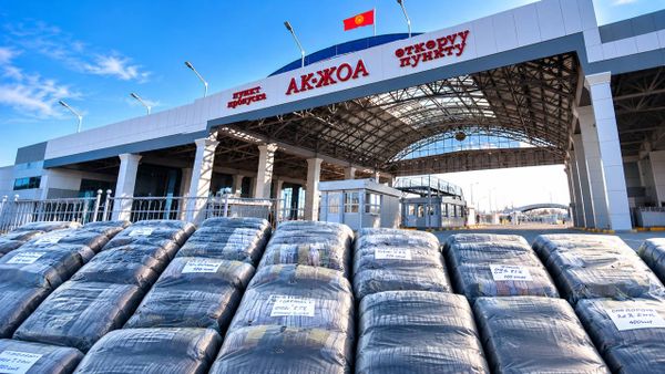 “Ак-Жол” пунктунда товарларды мыйзамсыз ташып өтүү аракетине бөгөт коюлду