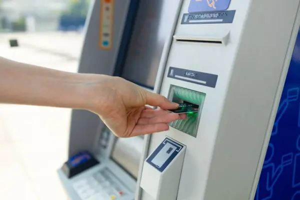 Улгайган аялдын алдамчыларга алдынышына полиция кызматкери бөгөт койду