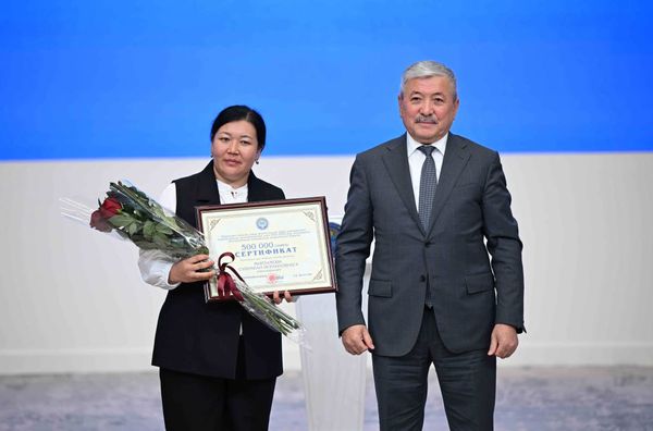 Жылдын мыкты мугалими: батирдин ачкычы жана 500 миң сомдук байгенин ээлери