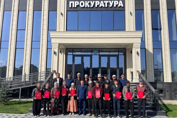 Баткенде 13 жетим балага жер тилкеси берилди