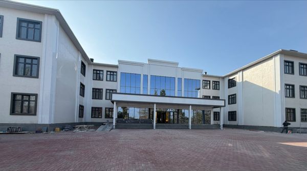 Оштогу Ак-Буура конушунда 800 орундуу жаңы мектеп бүтүү алдында
