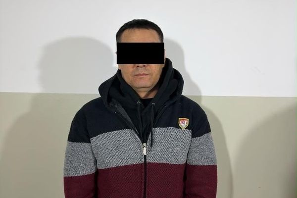 Жоокерлерди үйүнүн курулушуна иштеткен командир кармалды