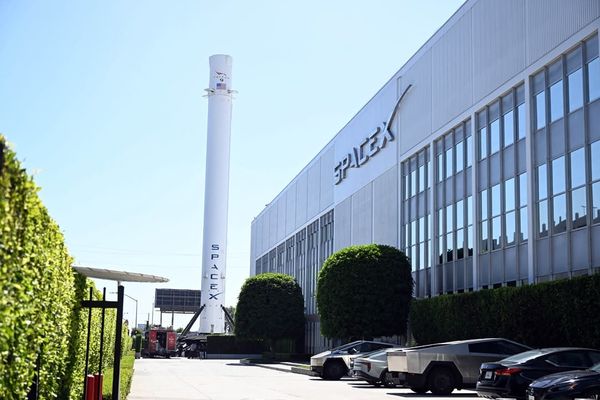 Садыр Жапаров SpaceX компаниясынын Калифорниядагы өндүрүштүк комплексине барды
