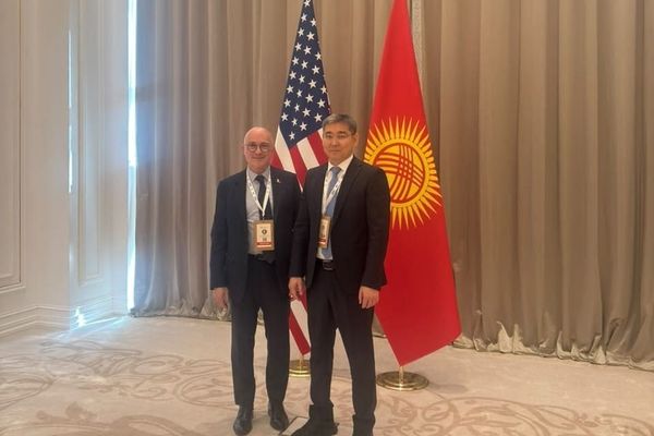 Кыргызстан менен АКШ саламаттык сактоо тармагында  кызматташтыкты бекемдөөдө