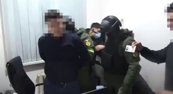ЖАМКтын тергөөчүсү пара алып жаткан жеринен кармалды