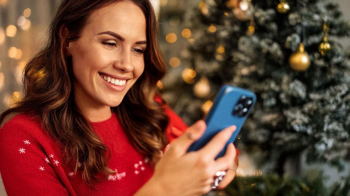 Symbolbild: Influencerin am Weihnachten, Quelle: Adobe Firefly (KI)