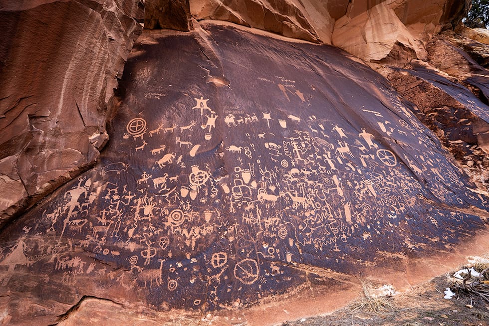 Newspaper Rock State Historic Monument, a free roadside stop featuring ancient petroglyphs along Highway 211 near Canyonlands National Park. © Roaming the Southwest