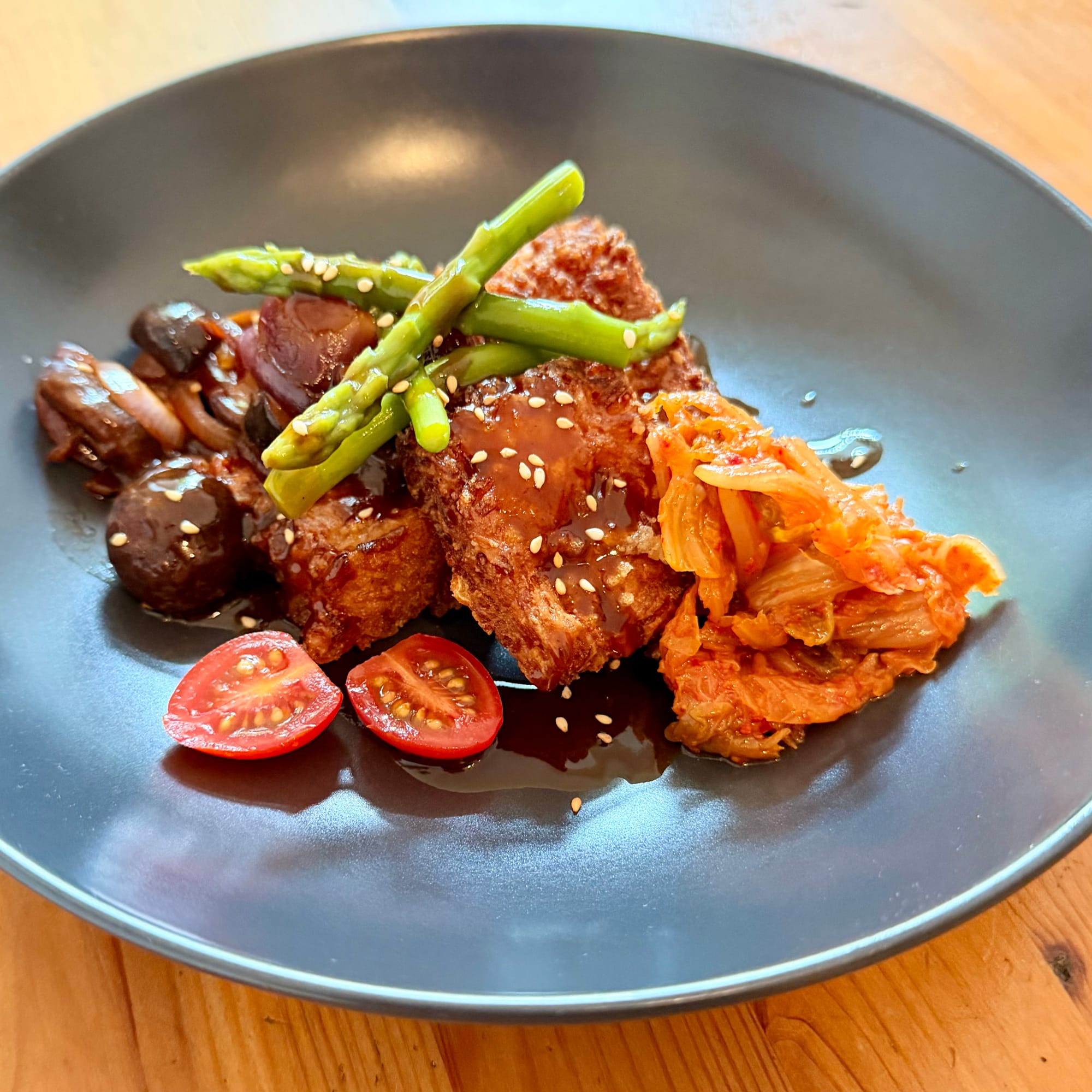 Crispy Reis, Kimchi & frische Shiitakepilze