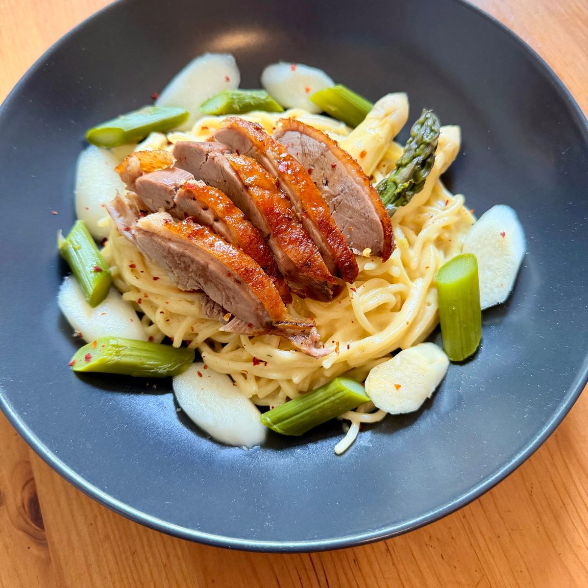 Das große Fressen: Spaghetti mit Spargel grünweiß und Ente kross