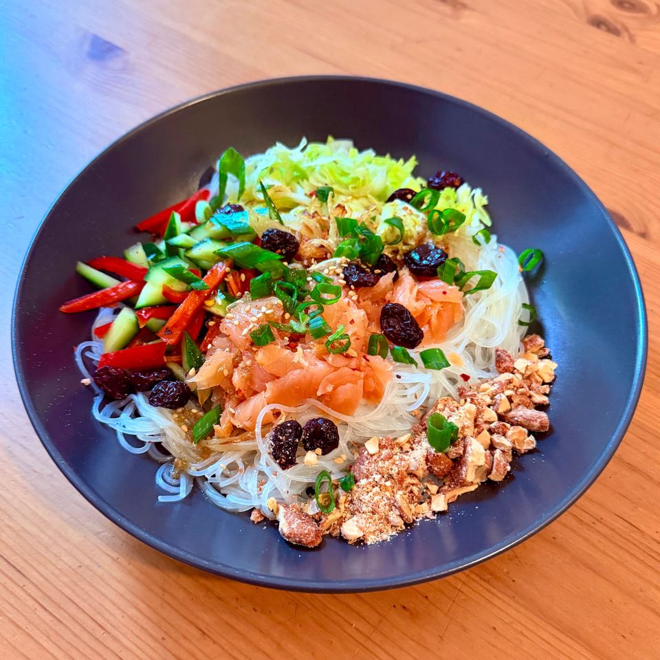 Glasnudelei mit Lachs und Honigmandelcrunch