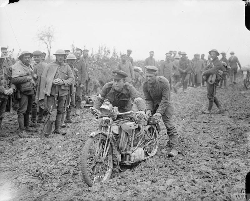 Γερμανός αιχμάλωτος βοηθάει να ξεκολήσει μια "Trusty Triumph", 1916