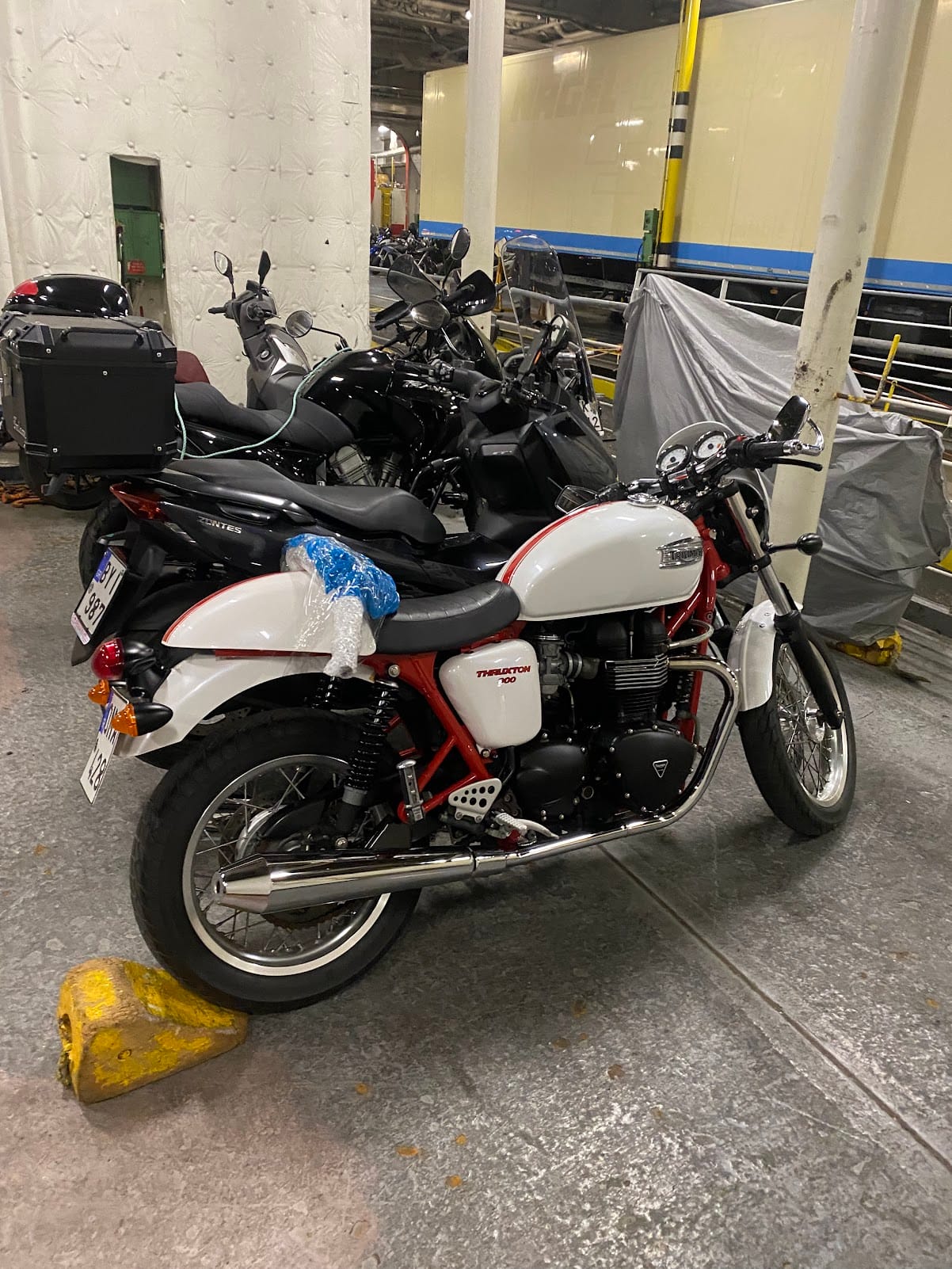 Triumph Thruxton 900 SE (2011) σε retro βαφή και λεπτομέρειες