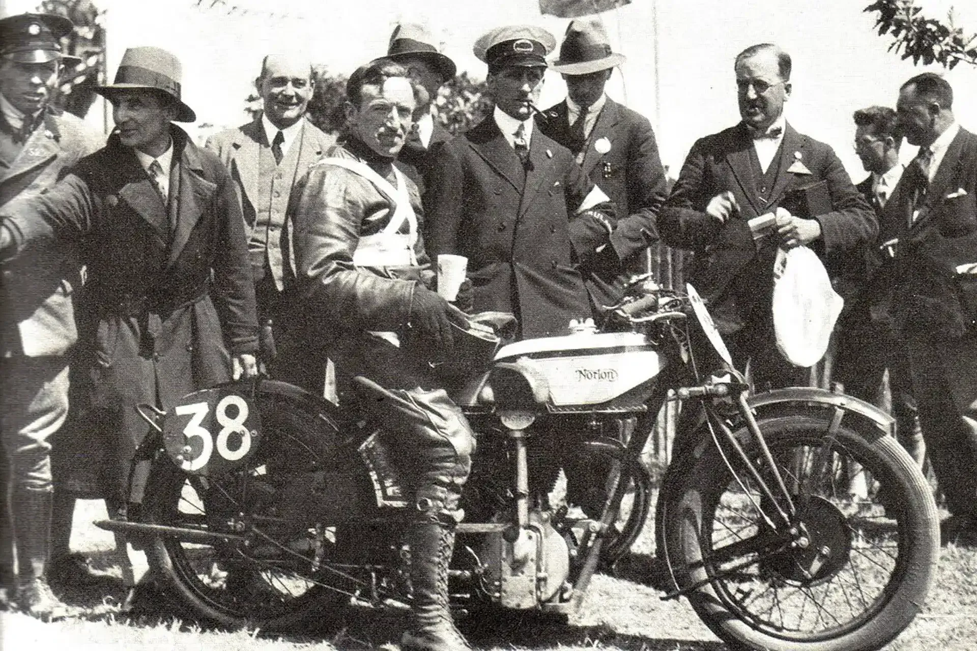 Alec Bennett στο Isle of Man TT το 1927 πάνω σε Norton