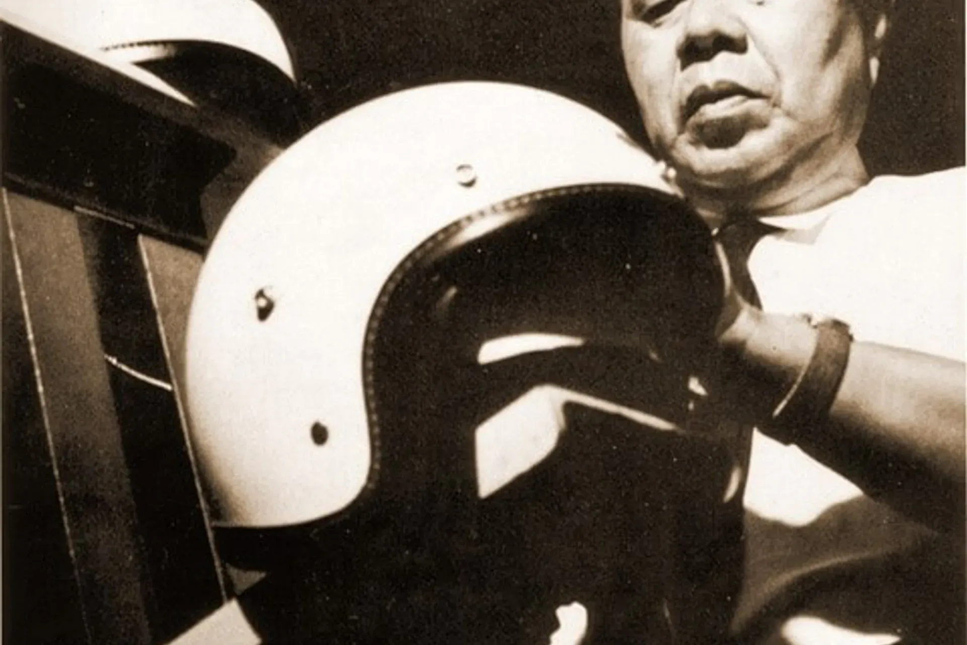 Hirotake Arai, ο ιδρυτής της Arai, σε ιστορική φωτογραφία
