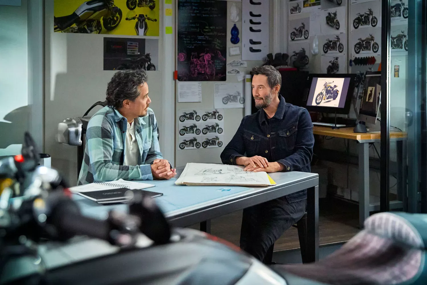 Gard Hollinger and Keanu Reeves στο γραφείο της Arch
