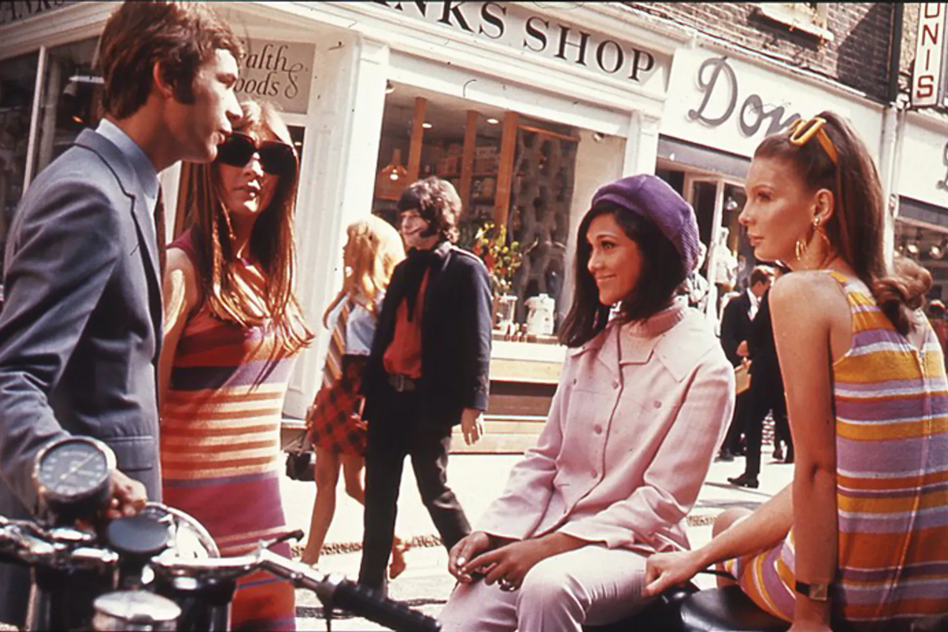 Carnaby Street στο Λονδίνο το 1966, επίκεντρο της mod κουλτούρας