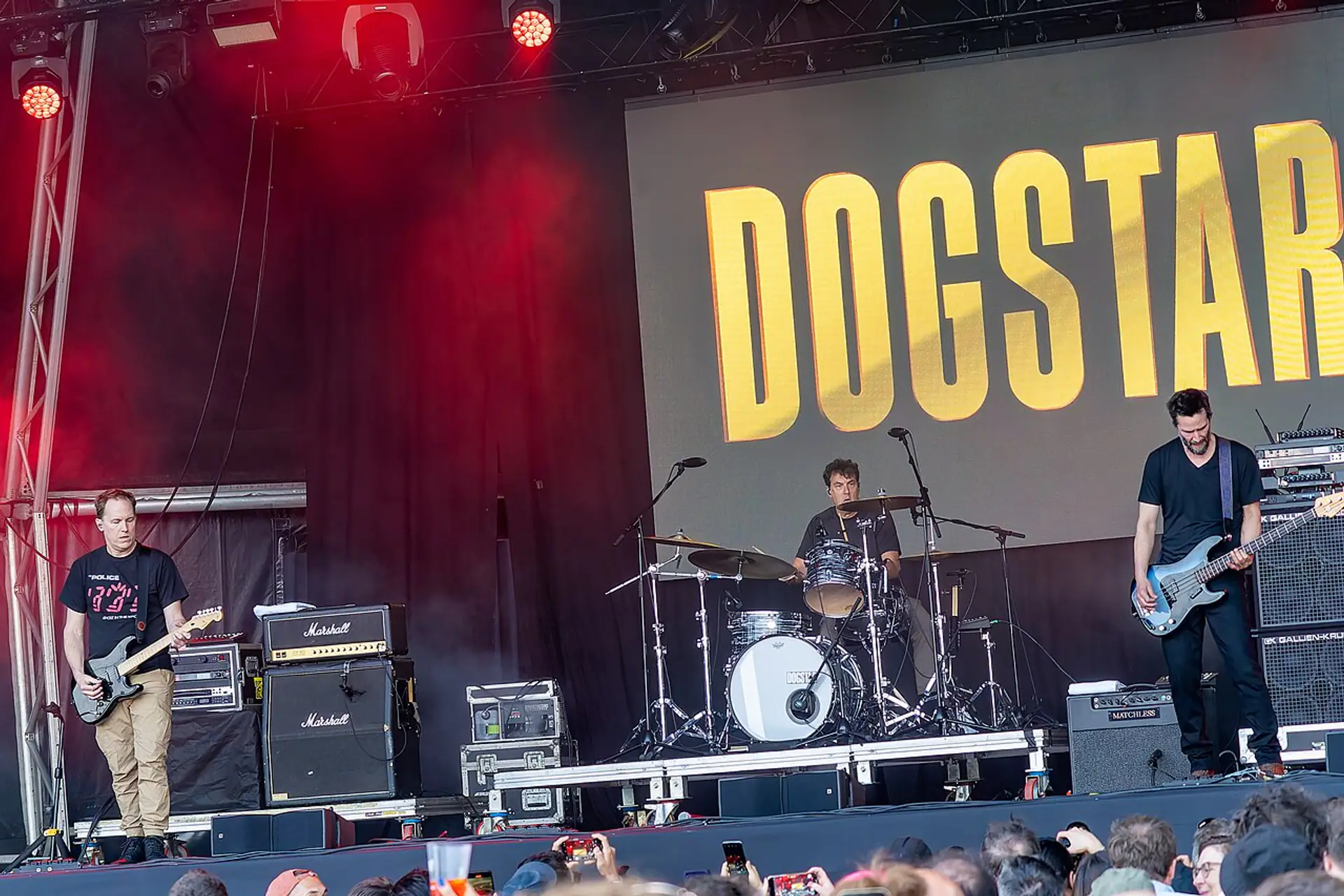 Keanu Reeves στη σκηνή με τη μπάντα Dogstar