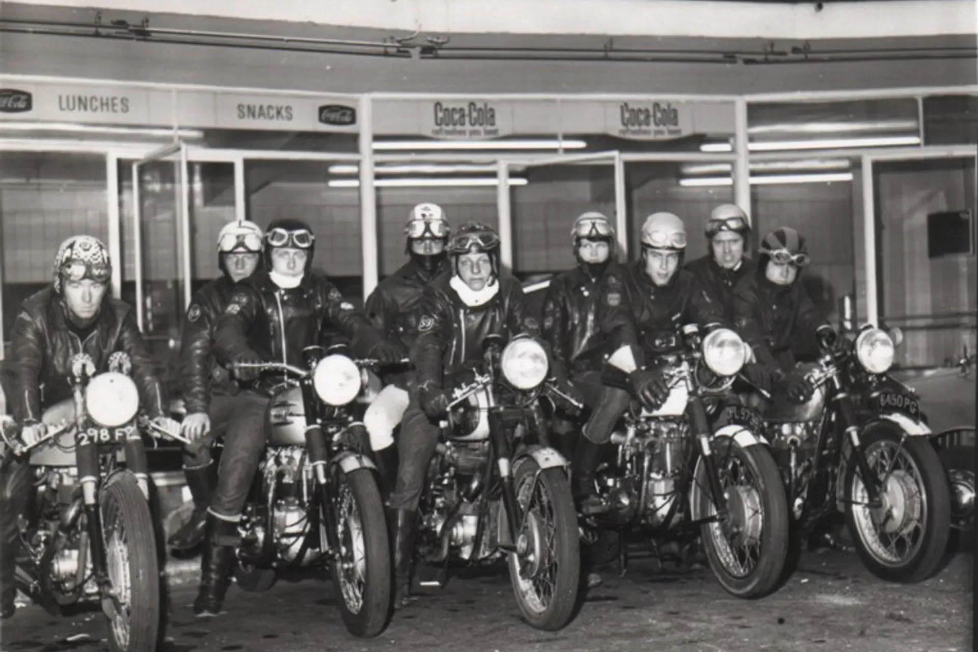 Rockers με δερμάτινα μπουφάν και βρετανικές μοτοσυκλέτες, αισθητική 60s