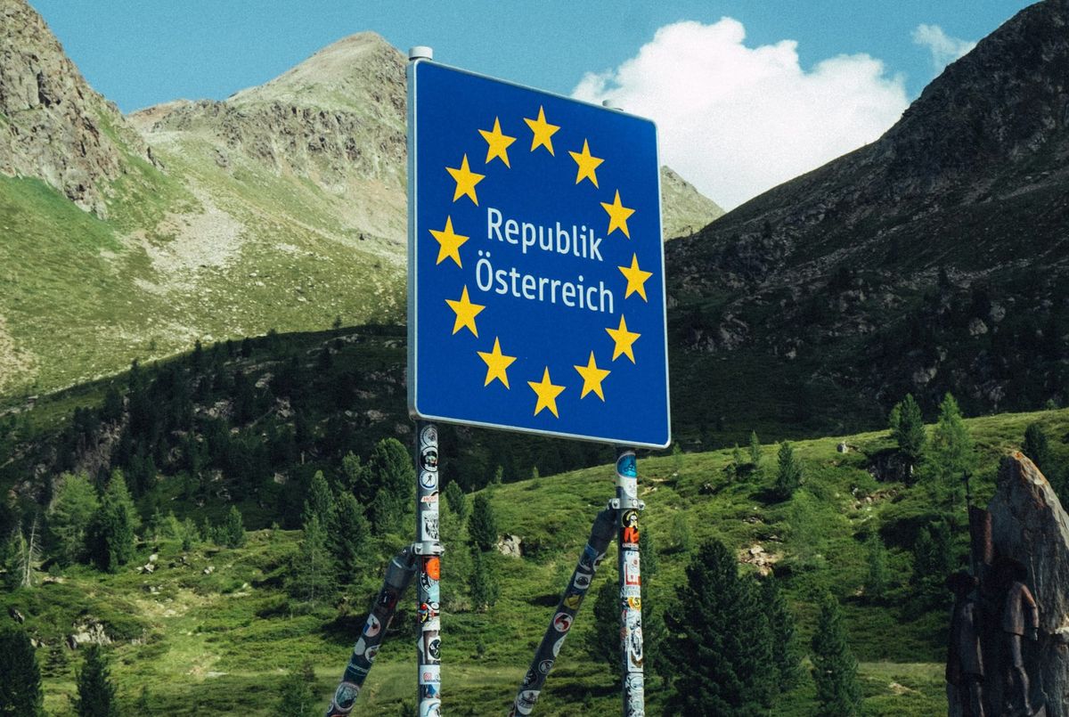 Border crossing sign