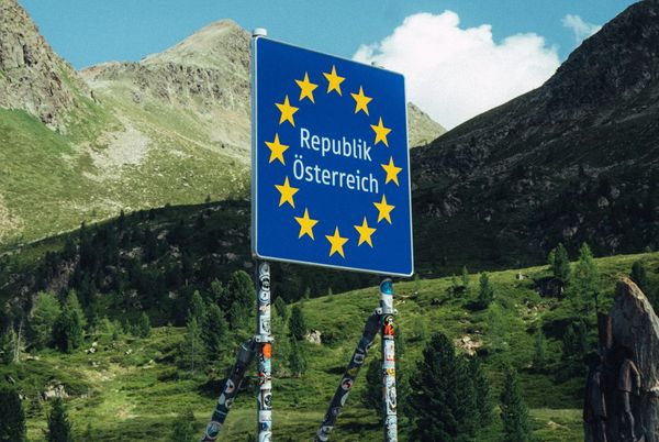Border crossing sign