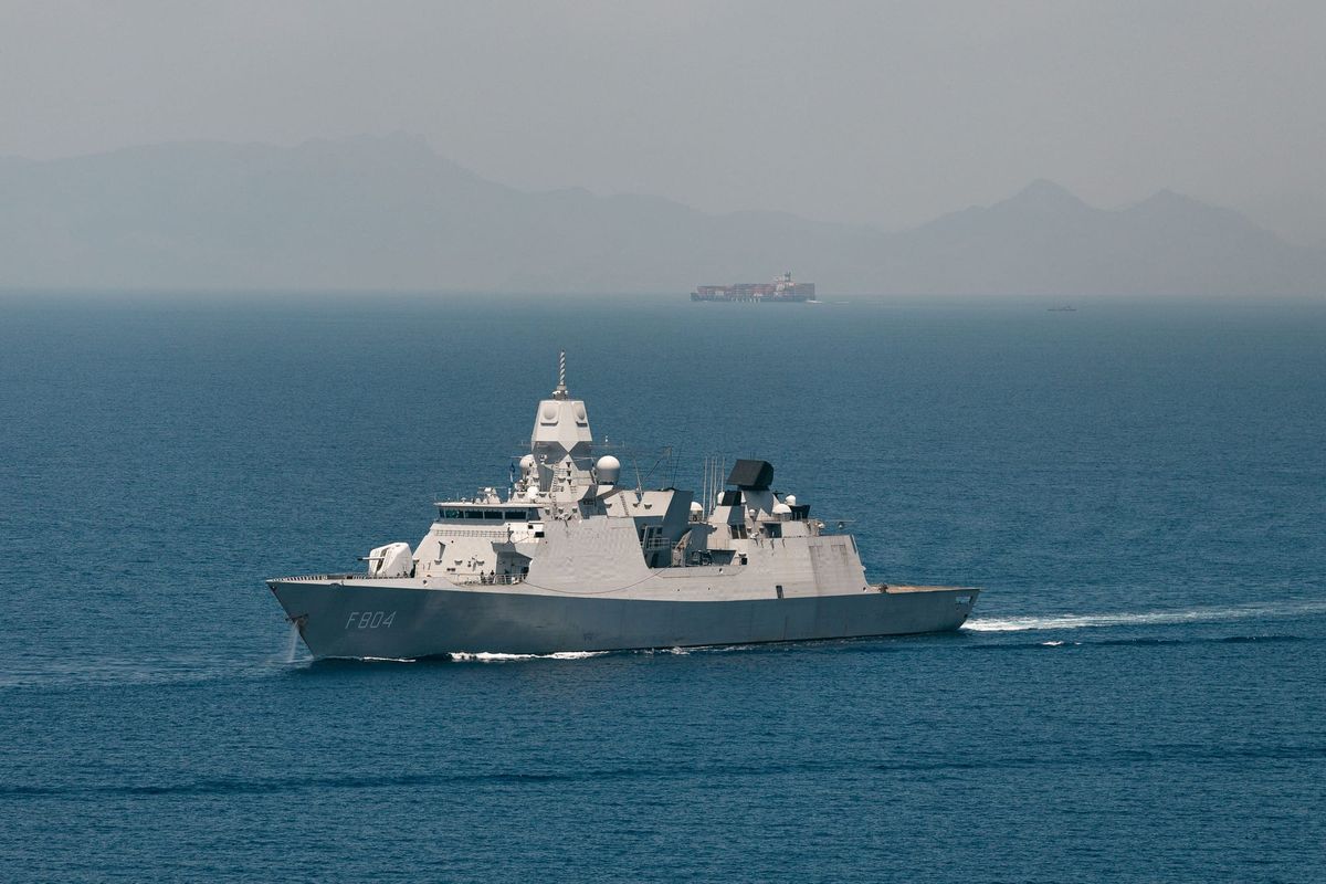 The Netherlands sends minehunter and frigate towards the Strait of Hormuz after US–Iran deal