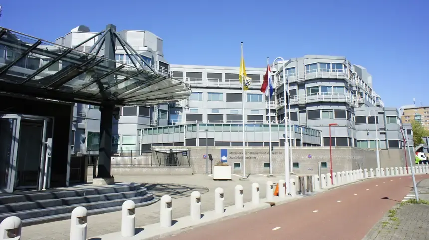 Dutch watchdogs warn new spy law gives AIVD and MIVD sweeping powers: "Not in balance"