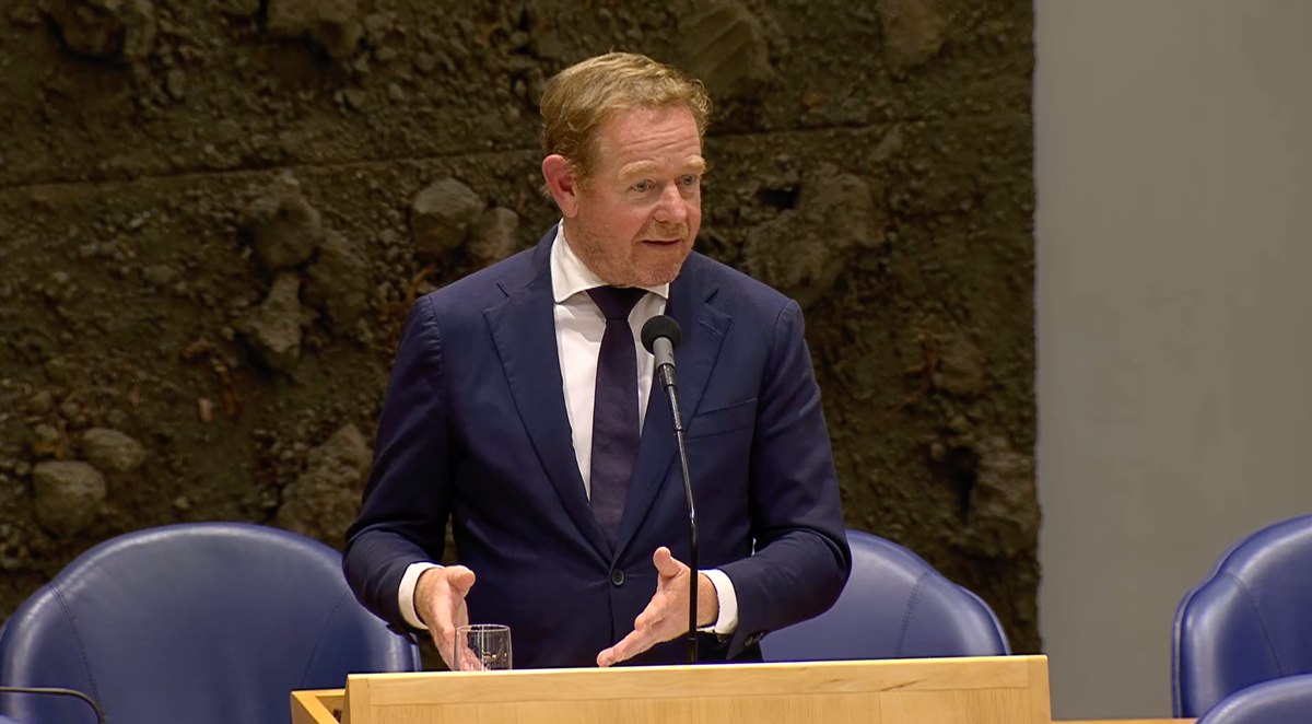 Dutch Justice Minister Van Weel survives no-confidence vote after apology, exposing fragility of minority cabinet