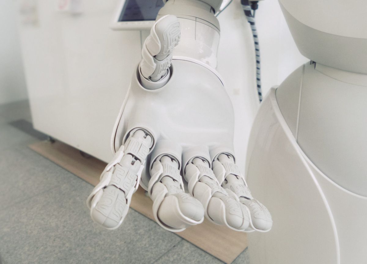 elini uzatan bir robot
