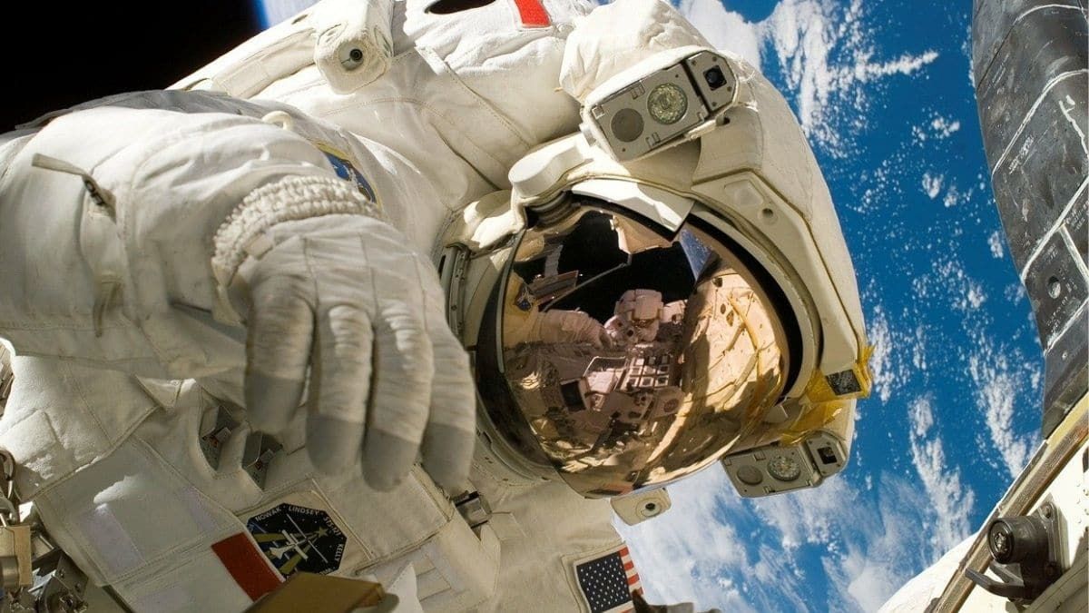 uzayda astronot uzay araştırmaları