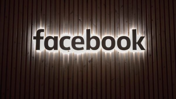 Facebook Ray-Ban ile Ortak Bir Akıllı Gözlük Geliştirecek