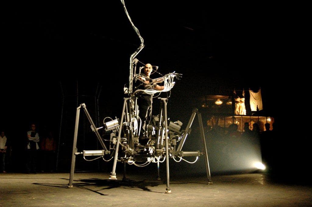 performans sanatları ve teknoloji kavramını niteleyen örümcek bacaklı dış iskelet görseli