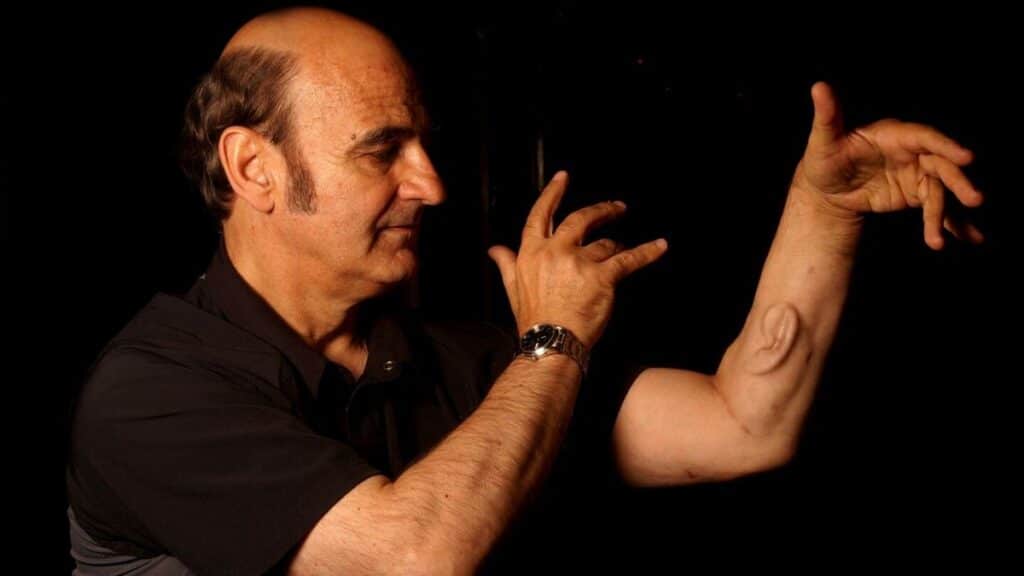 performans sanatları ve teknoloji kavramı için koluna kulak yaptıran sanatçı