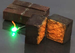 kırmızı tuğlalar pil görevinde kullanılıyor