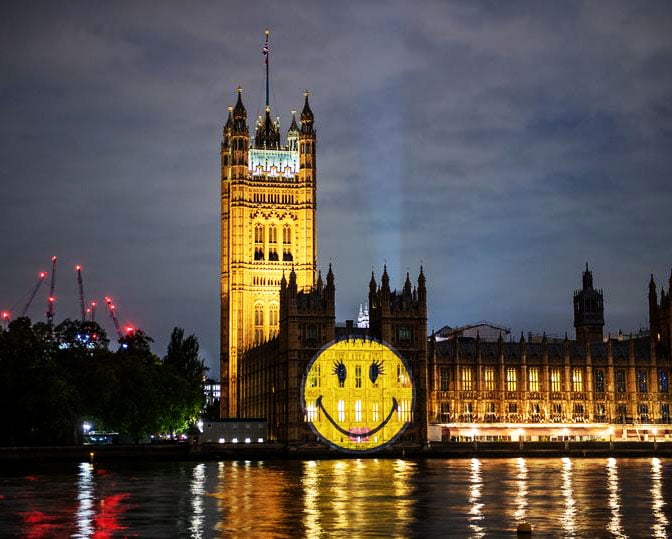 Londra Parlamento Binası emoji kutlaması