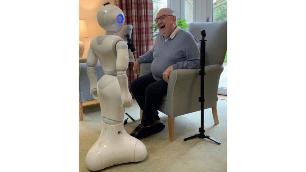 Akıllı robot Pepper ve yaşlı bir insan.