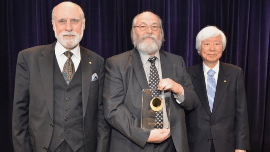 Thompson Japonya Bilim Ödülü'nü alırken.