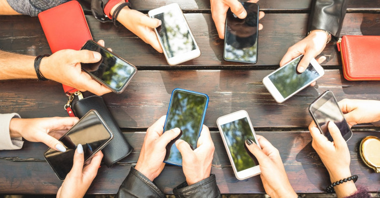 Sosyal Ortamlarda Bile Fazla Telefon Kullanımı