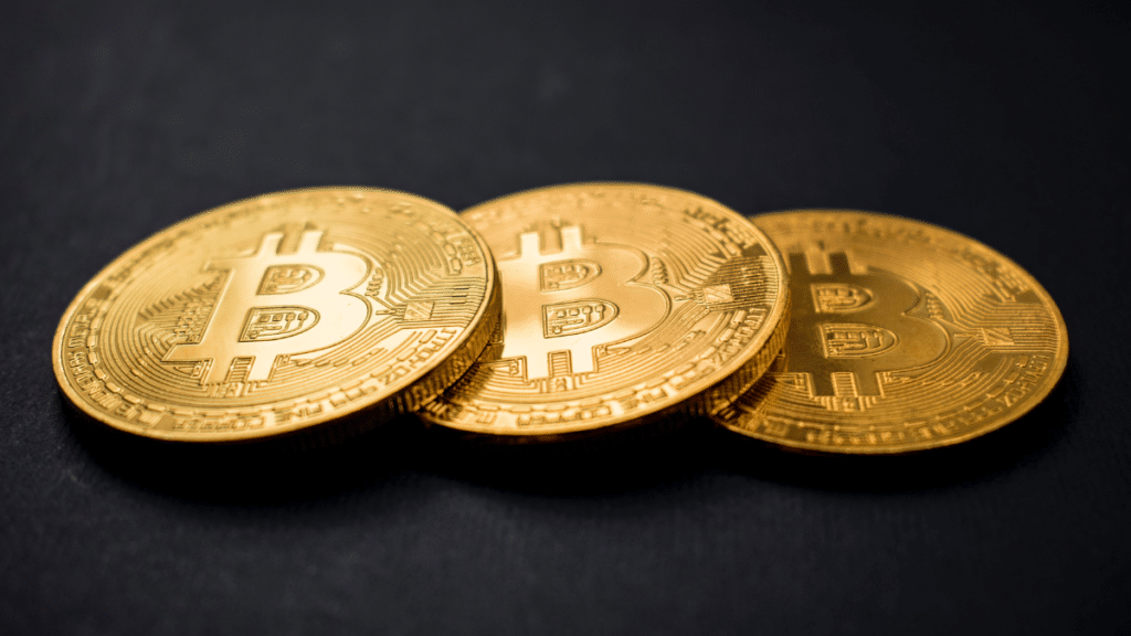 bitcoin ve siyah arka plan
