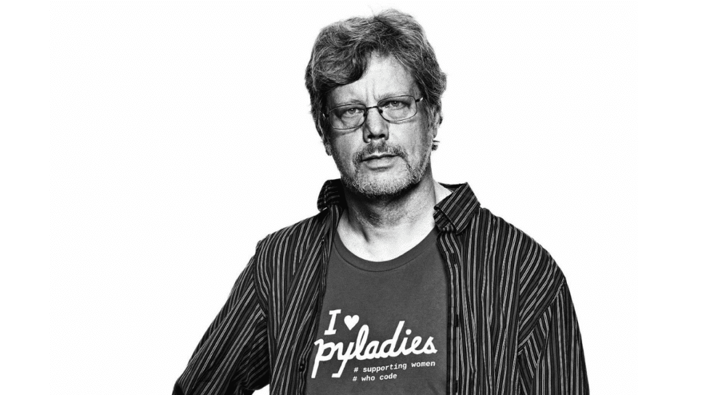 Guido van Rossum, Python programlama dilini geliştirmiştir.