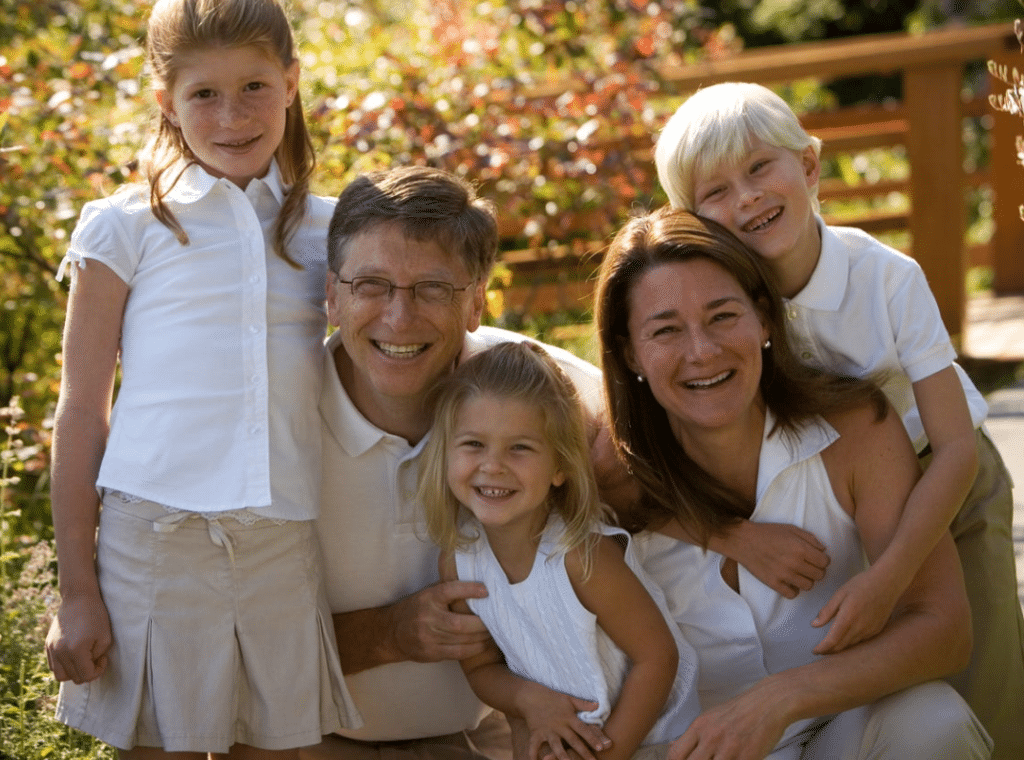 Bill Gates ve ailesinin eski bir fotoğrafı.