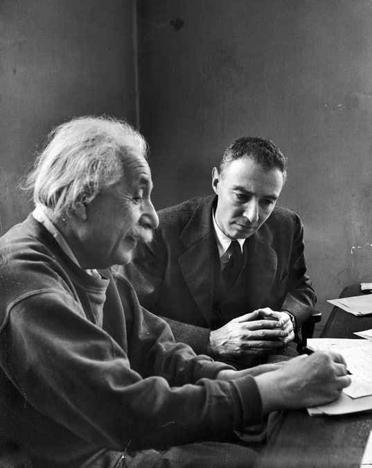 Robert Oppenheimer ve Albert Einstein